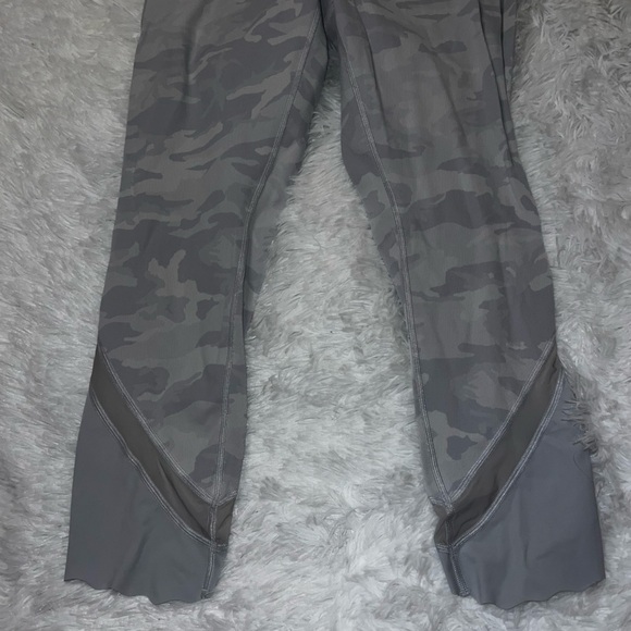 Lululemon Wunder Under with Scallop Trim and Mesh White Camouflage size 12 - Picture 3 of 5